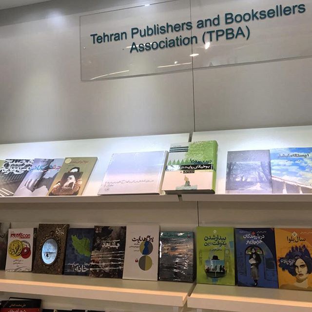 نگاره:  یک مایه دلخوشی هم این که #کتاب آدم در نمایشگاه کتاب فرانکفورت همنشین کتاب دوستانش باشد#frankfurterbuchmesse #ThisIsHome #اینجاخانه‌ی‌من‌است