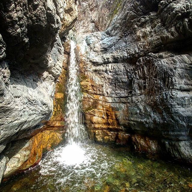 نگاره:  از میان سنگ‌ها، رنگ‌ها، نورها و سایه‌ها، آب می‌ریخت: آرام، جاودانه و خوش صدا