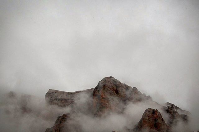 نگاره:  پسر، نفس که می‌کشید، از همه سو سکوت سردی توی صورتش پس می‌زد. برف، سنگ، دیواره و دوباره برف در انبوهی از مه. ناگهان ایستاد و گوش تیز کرد. از جایی دور، خیلی دور، صدای مبهم زنگوله می‌آمد. صدای درهم و طنین‌انداز صدها و هزارها زنگوله اما از وقتی از پیرمرد جدا شده بود هیچ جا هیچ نشانی از گله‌ای ندیده بود. نه گوسفندی،‌ نه بزی، نه سگی و نه چوپانی. صدای دور و مبهم زنگوله‌ها مثل مه در هوا می‌غلتید و دور و نزدیک می‌شد طوری که نمی‌شد فهمید صدا توی کوهستان چرخ می‌خورد یا توی ذهن مه گرفته‌اش شناور است. مسیر برفی پیچانی که پایین می‌رفت همچون رودی خروشان و حجیم بود از جنس برف که پشت صخره‌ها و پشت مه پنهان می‌شد و انگار هیچ گاه قرار نبود کسی از آن مسیر به پایین برگردد. پسر چرخید رو به بالا. باریکه راهی را که از میان سنگی پیچ می‌خورد و می‌شد حدس زد که تا پای شاهدژ بالا می‌رود انتخاب کرد. یک قدم بیشتر برنداشته بود که صدای «اَها»یی شنید. صدایی که مثل آواز زنگوله‌ها گنگ و محو اما زنانه بود. قدم که تندتر کرد صدای زنگوله‌ها افتاده بود اما صدای اَها انگار توی پیچ و خم دیواره‌ها دو سه بار دیگر تاب خورد و از دور و نزدیک به گوشش رسید. خواست باز هم تندتر برود که ناگهان مه دوباره باز شد و این بار بدون آنکه نگاهی به مسیر بیاندازد قدم به دویدن سفت کرد اما یک قدم بیشتر برنداشته بود که صدای دخترانه بر سرش آوار شد:ـ اَهاایستاد. میخکوبِ پرهیب دختری که تمام قد روبه‌رویش ایستاده بود، یک دست به کمر و به دست دیگرش چوبدستی، چادرکی سفت به کمر پیچیده و چشم تیز کرده و خدنگ ایستاده مثل خود شاهدژ محکم و سرسخت.
