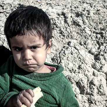 نگاره:  لب‌فروبستنی از جنس خاک، احتیاطی نازک و سخت از جنس پوست دستانش، و خشمی از جنس هامونِ خشکیده در نگاهش موج می‌زد.Quiet like the dust, cautious like the thin and hard skin of his hands, and angry like the dried up Hamoun, was something waving in his eyes.