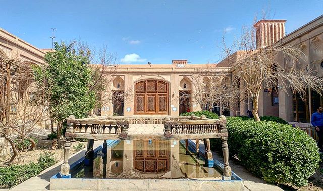 نگاره:  یکی گوشه‌ای نشسته بود و با مداد اندازه‌های #پرسپکتیو را می‌گرفت، یکی ورق به ورق سندهای روی رف‌ها را می‌خواند، و یکی هم گوش می‌کرد: به سکوتی که در اتاق‌ها و دیوارها و #بادگیر و آبگیر و نقش #خانه در آب شناور بود.خانه لاری‌ها و ساختمان #کتابخانه ملی در #یزد#کتابخانه‌گردیOne was sitting at the corner, scaling the #perspective by the pen, one was reading the documents on the shelves, and one was listening: the #silence flowed over the rooms, the walls, the #windward , the #water and the #reflection of the #house in the water.#Lariha house and the National #Library building in #Yazd#bibliotourism