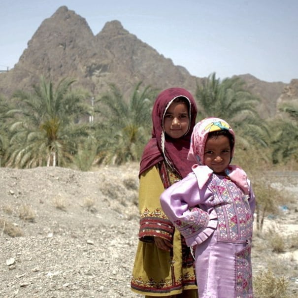 نگاره:  ادامه از پست قبل:روز دوم #سفر #بلوچستانتا عصر در کوه‌میتگ بودیم و بعد راهی #چابهار شدیم. شب شده بود که به جابر برم #محیط‌بان گاندوها رسیدیم و ما را به تماشای #گاندو تمساح‌های پوزه کوتاه ایرانی مهمان کرد. اسم یکی‌شان را که دو متر و شصت سانت قدش بود رستم گذاشته بودند. وقتی از درون برکه و نیزار نزدیک ما می‌شد صدای خش خش نی‌ها که زیر پای رستم می‌رفتند در دل تاریکی شب به راستی دوست‌داشتنی بود. یک بچه گاندو هم دیدیم که متولد ۱۳۹۱ بود و حدود یک متر و نیم طول داشت. محلی‌ها گاندوها را دوست دارند و آن‌ها را برکت آب‌ها می‌دانند. محیط‌بانان که دو سال است همان حقوق بسیار پایین خودشان را هم نگرفته‌اند از روی علاقه نگهبان هر روزه گاندوها هستند. بر اساس آخرین سرشماری تعداد گاندوهای کشور کمتر از ۵۰۰ تمساح است و علیرغم برنامه‌های حفاظتی در بیست سال گذشته به دلیل کم‌آبی و محدود شدن زیستگاه‌ها تعدادشان افزایش نداشته است.شب به چابهار رفتیم و دنبال جا گشتیم. #تعطیلات #نوروز بود و قیمت‌ها برای یک #اقامت خیلی معمولی به شبی ۵۰۰ هزار تومان می‌رسید. تا به رستوران #بلوچ برویم و با غذاهای بلوچی خوشمزه #شکم‌گردی مان را تکمیل کنیم، نادیا با پیگیری‌های مدام توانست جایی فراهم کند و شب‌های چابهارمانی‌مان را مهمان یکی از دوستان نادیا شدیم در #تیس از تیس بعدتر و در روزهای آینده خواهم نوشت.