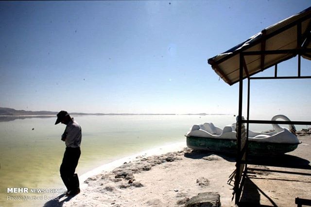 نگاره: افق زردرنگ دریاچه