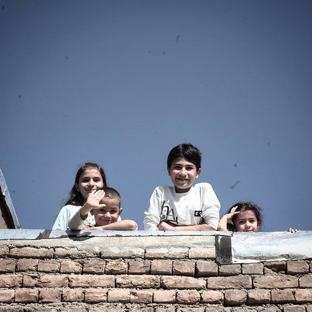 نگاره:  هر کدام از آن‌ها چه قصه‌ای پیش رو دارند؟ سال‌ها بعد، فاصله هر کدامشان با این عکس چگونه پر شده است؟ کجا هستند؟ آنجا چه جور جایی شده است؟ برای دوربین‌های آن زمان چه ژستی می‌گیرند؟ زندگی در نگاهشان چگونه ردی به جا گذاشته است؟What story is ahead of each of them? Years later, how is their gap between them and this picture filled? Where are they? And how is the place they are in? How will they pose for that time's camera? What kind of footprint, life has left on their look?#children #sky #wall #pose #smile #family #goodcompany #rural #life #child