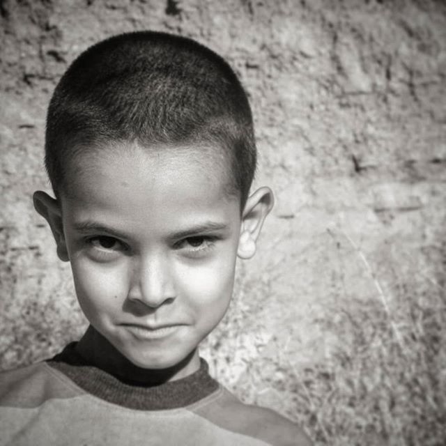 نگاره:  اما آن جانورانِ به بند کشیده، آن چشم‌ها…⁣⁣⁣⁣But those captive beasts, those eyes…⁣⁣⁣⁣#eyes #rural #portrait #boy #people #life #children #bnw