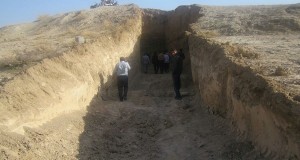 حفاری ۲۰ متری با لودر د‌ر تپه‌ خندق بهبهان
