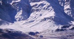 نگاره:  زمستان کوه کلار بر کرانه تالاب چغاخورتونل سبزکوه ۳۰۰میلیون متر مکعب آب دل این کوه را تهدید می‌کند