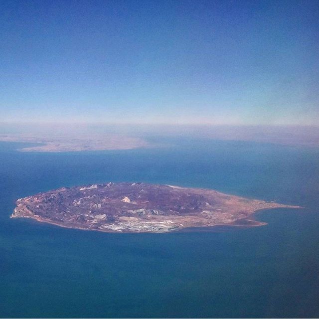 نگاره:  جزیره زیبای هرمز در آستانه آب‌های نیلگون خلیج همیشه فارسبندرِ همیشه عباستنگه‌ی همیشه هرمز