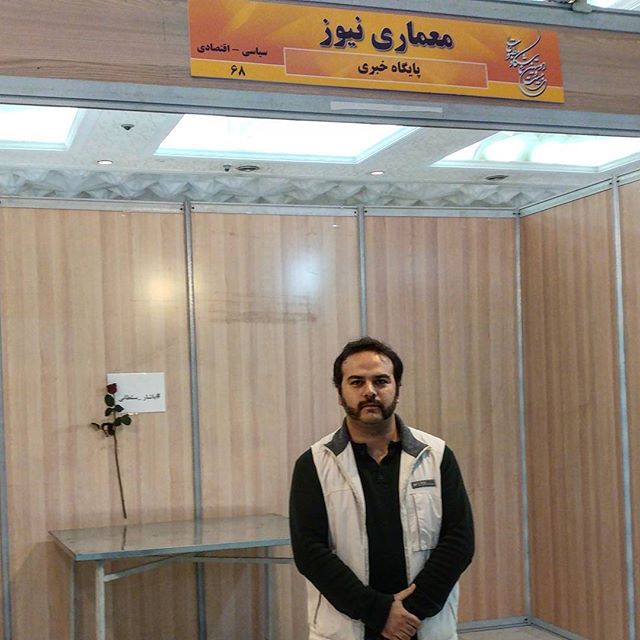 نگاره:  به بازداشت غیرقانونی #یاشارسلطانی پایان دهیدنمی‌گذاریم غرفه #معماری‌نیوز در نمایشگاه خالی بماند و یاشار هم این را می‌داند…#freeyashar