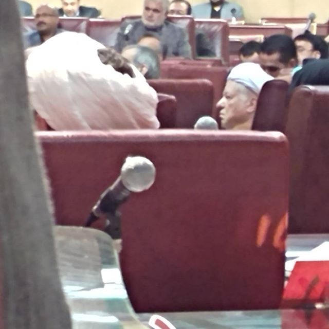 نگاره:  آخرین بار یکی دو ماه پیش در ساختمان قدیم مجلس  دیدمش، جایی که مردان تاریخ‌ساز ایران ایستاده بودند. سرپا و محکم و دلگرم کننده ایستاده بود اما صدایش می‌لرزید. دوستان نزدیکم را که دیدم گفتم بسیار شکسته شده آن‌قدر که دل آدم می‌لرزد. از لای صندلی‌ها، با گوشی و از دور، عکسی گرفتم به یادگار، که آخرین عکس زندگی‌ام از او شد… #رفسنجانی #hashemirafsanjani http://telegram.me/masoudborbor